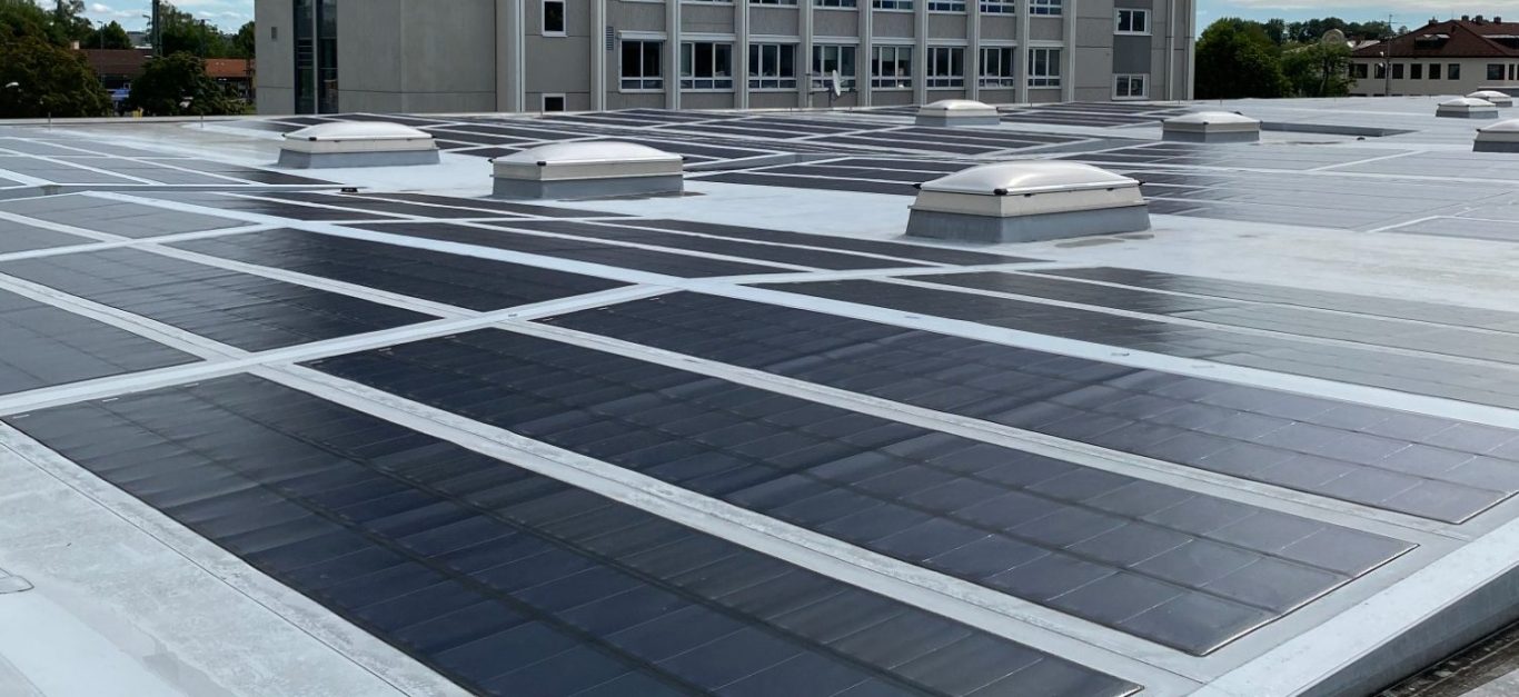 Dachwartung & Service Rosenheim Flachdach mit Photovoltaikfolie und Lichtkuppeln in Rosenheim – Dachwartung für anspruchsvolle Immobilien